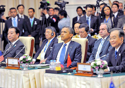 Tổng thống Mỹ Barack Obama (giữa), Thủ tướng Nhật Bản Yoshihiko Noda (trái) và Thủ tướng Trung Quốc Ôn Gia Bảo tại EAS.
